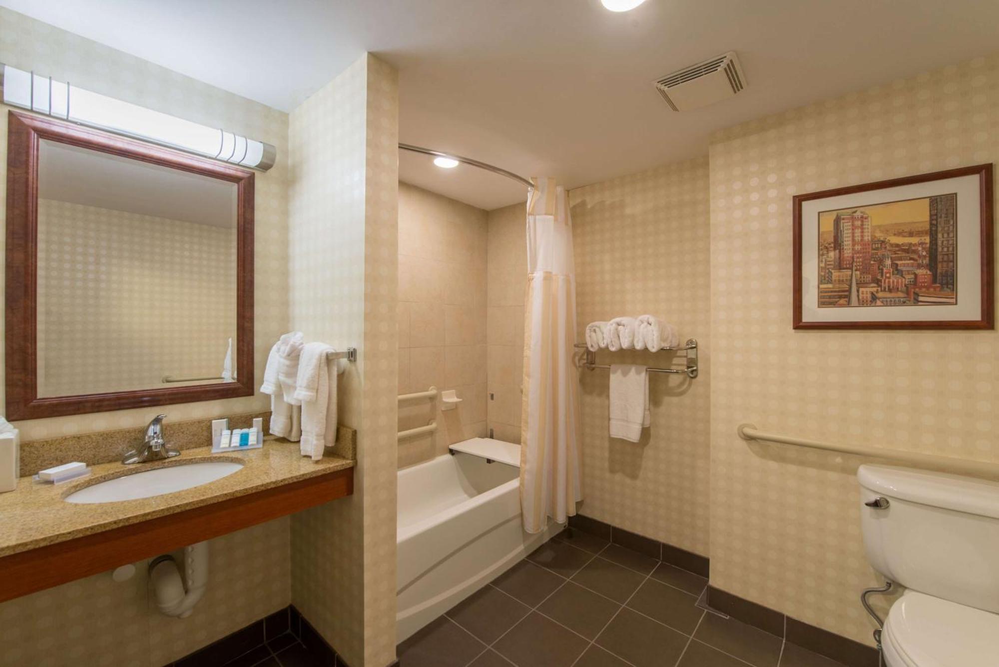 Hilton Garden Inn Manchester Downtown Exterior photo