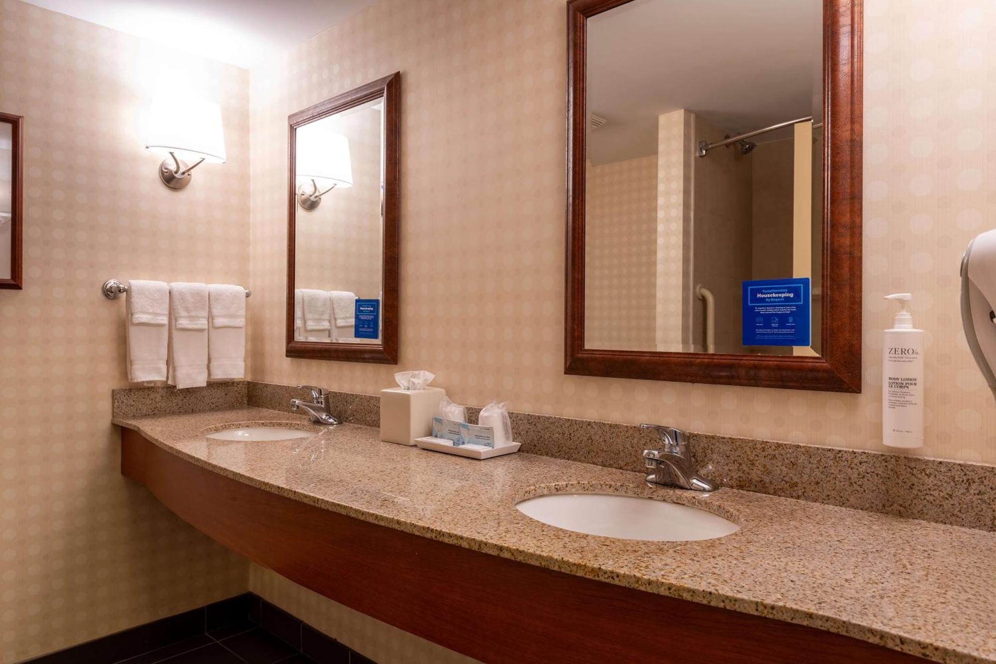 Hilton Garden Inn Manchester Downtown Exterior photo